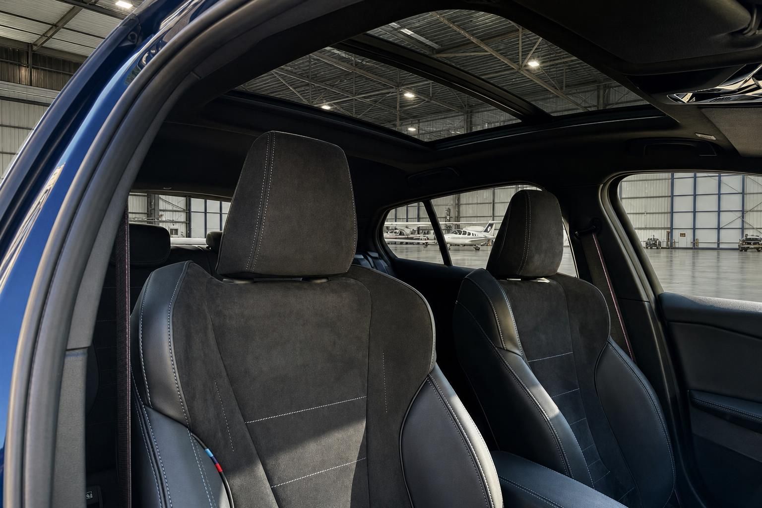 BMW Innenraum mit Panorama-Glasdach und dunkelgrauen Alcantara-Sportsitzen
