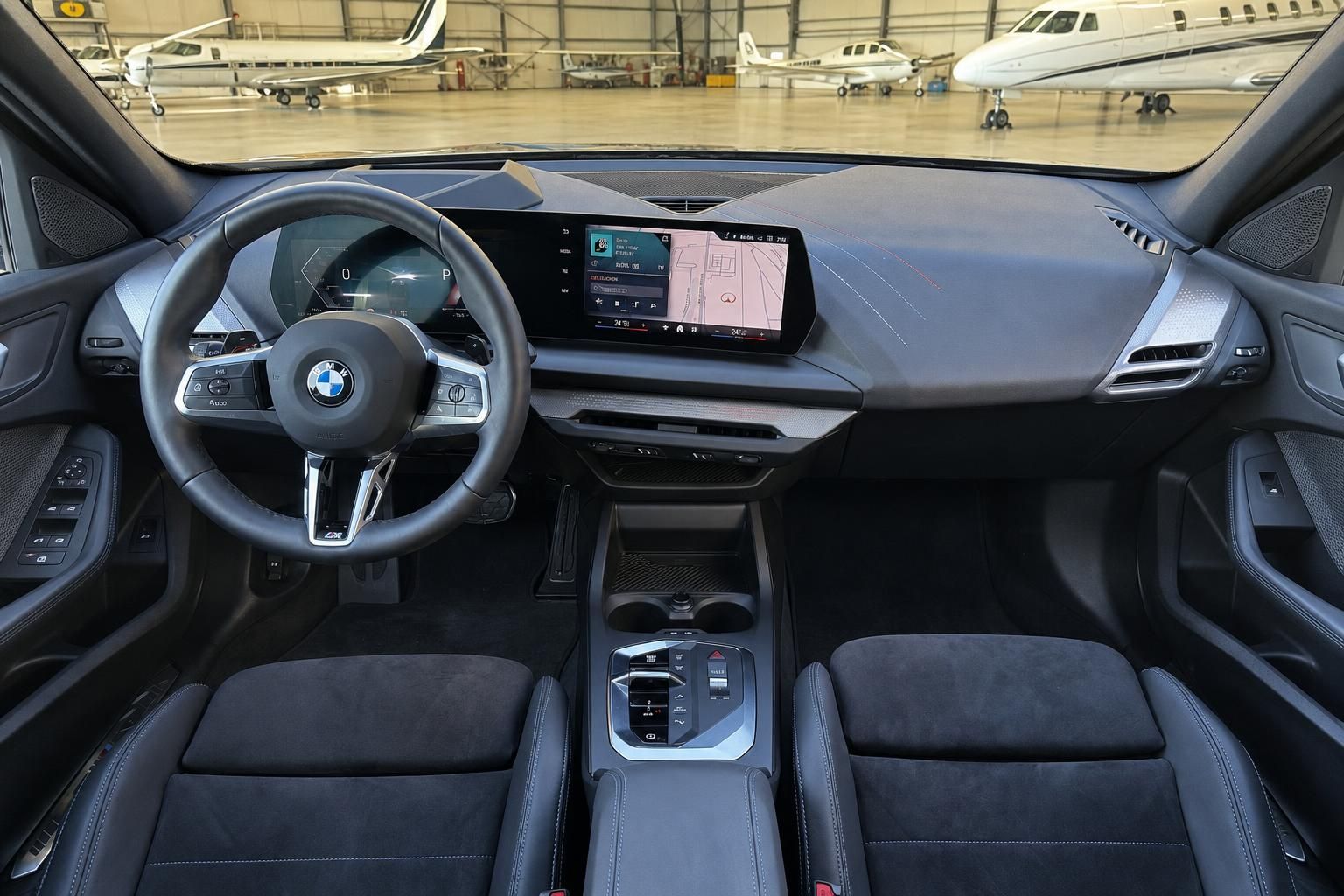 BMW Cockpit mit digitalem Instrumentendisplay und zentralem Infotainment-Bildschirm