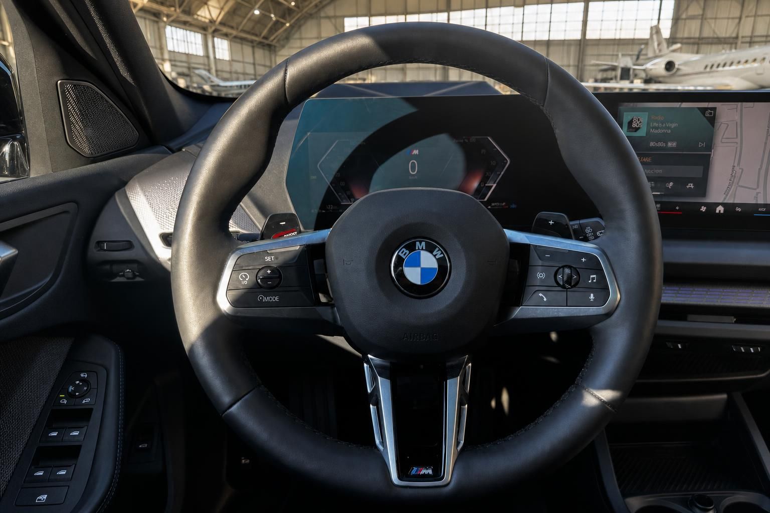 BMW M-Lenkrad mit Multifunktionstasten und digitalem Kombiinstrument