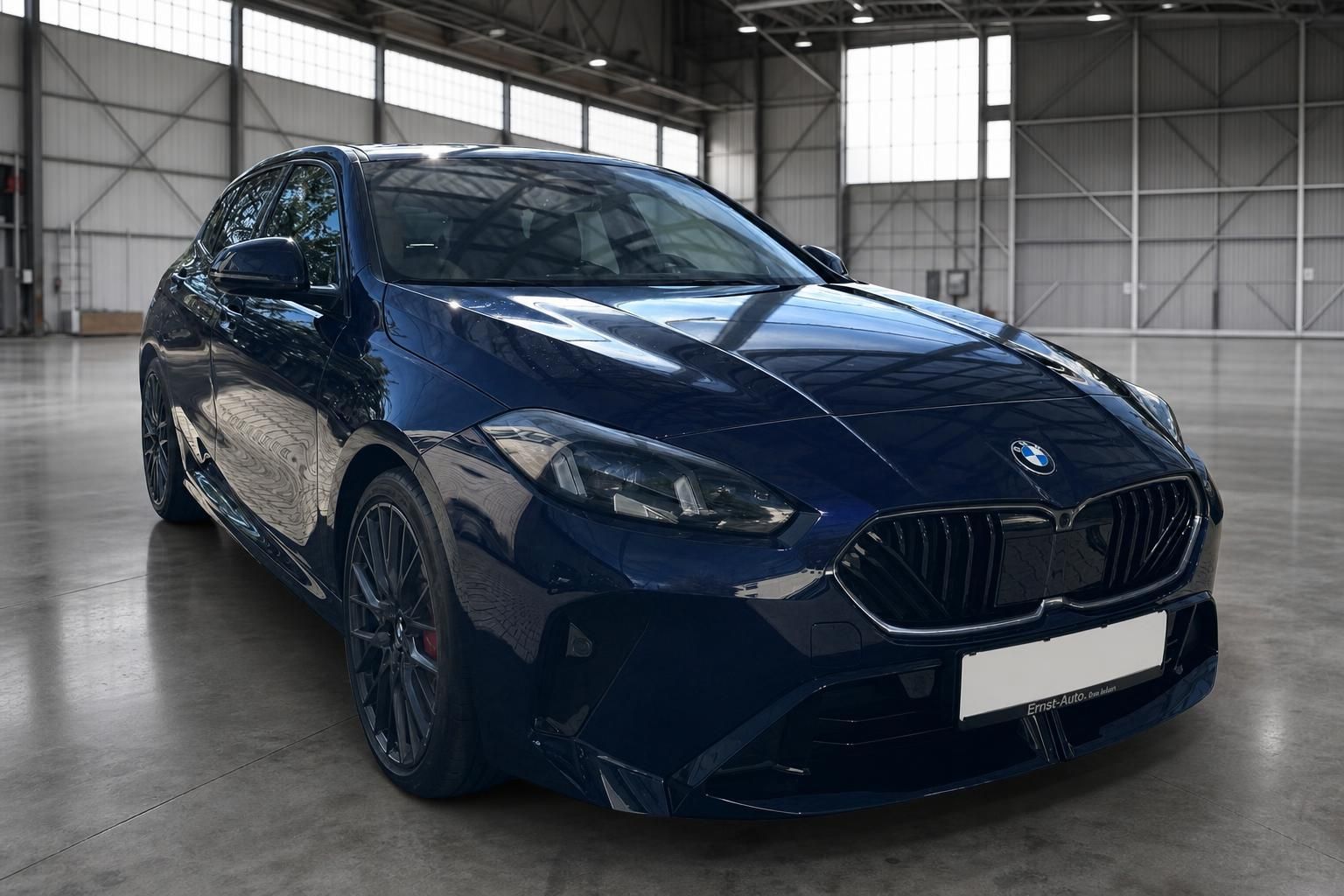 BMW 1er Frontansicht - dunkelblauer Kompaktwagen mit M-Paket und großer Nierengrille