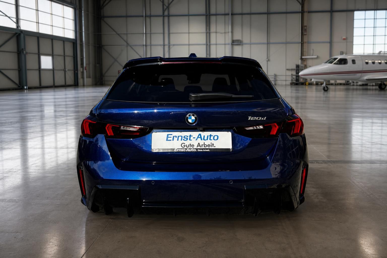 BMW 120d Heckansicht in blauer Lackierung - Kompaktwagen mit LED-Rücklichtern