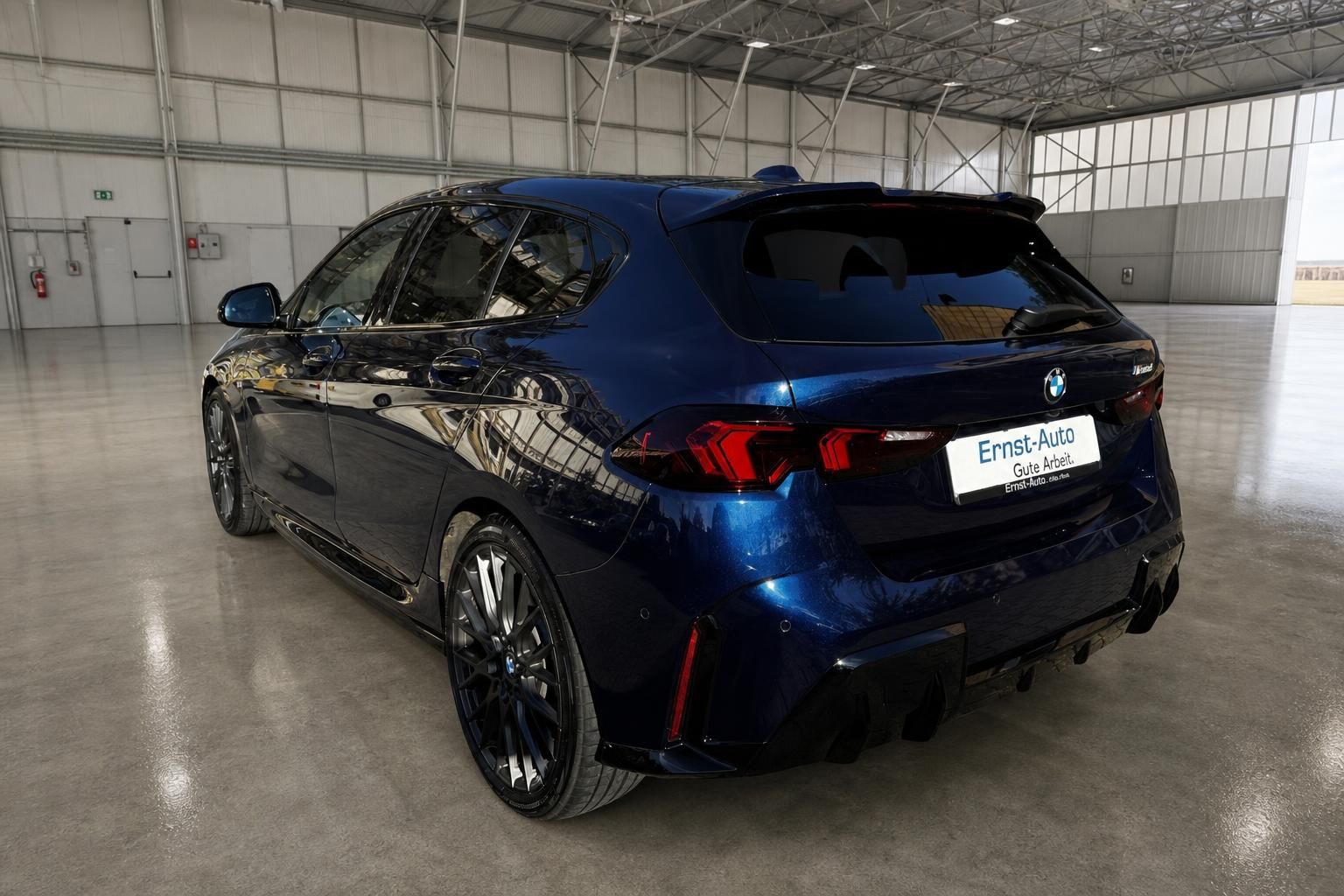 BMW 120d Seitenansicht schräg hinten - blauer Kompaktwagen mit schwarzen Felgen