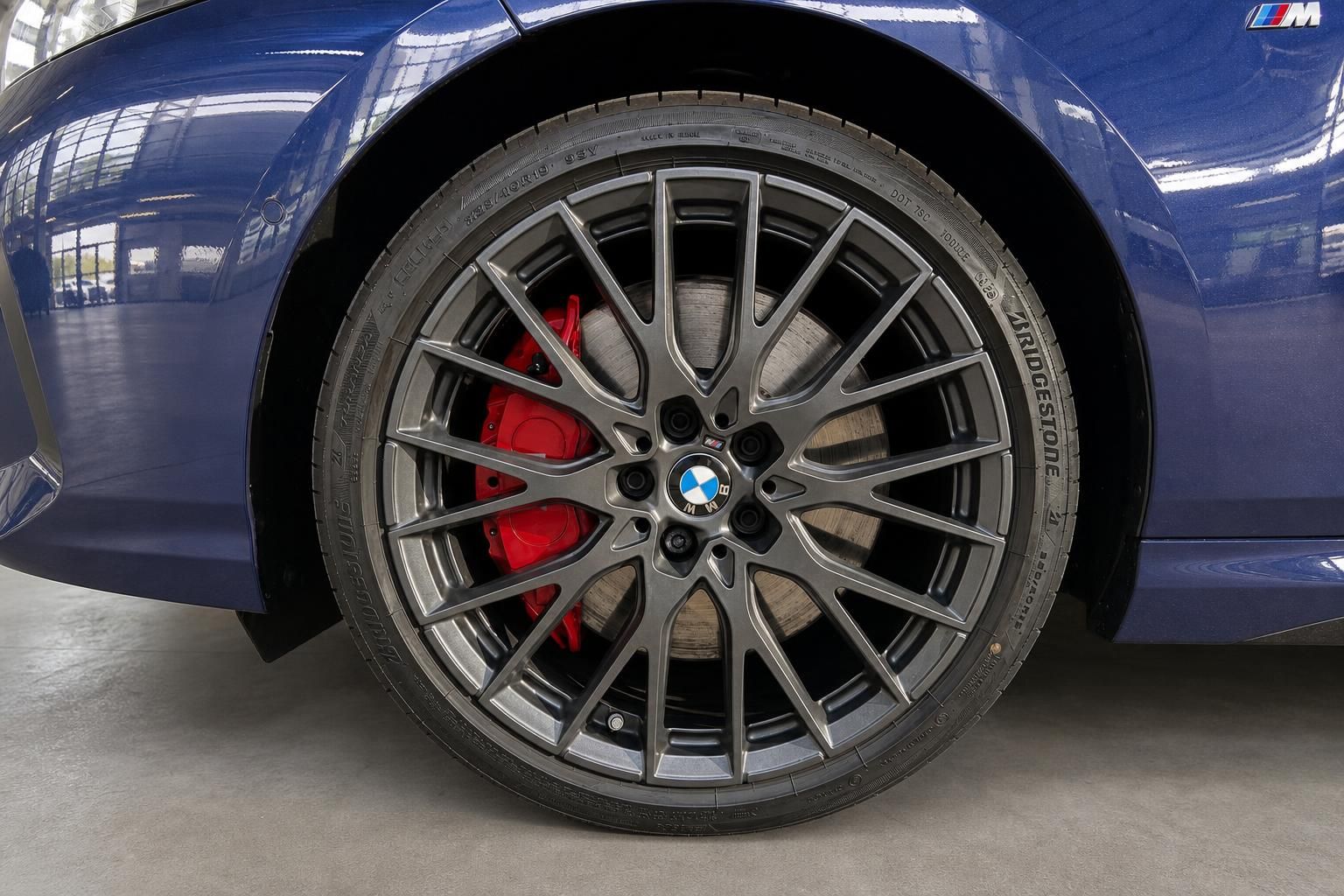BMW M Performance Felge mit roten Bremssätteln - Detailaufnahme Rad und Reifen
