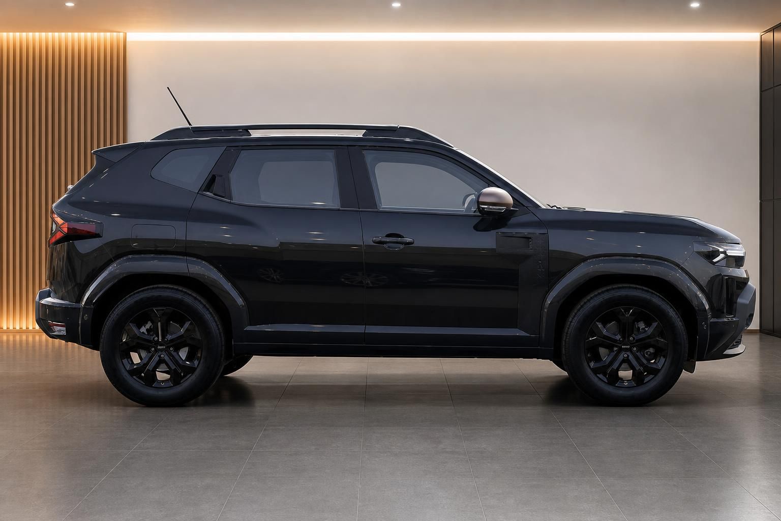 Schwarzer SUV Seitenansicht mit schwarzen Felgen in modernem Showroom