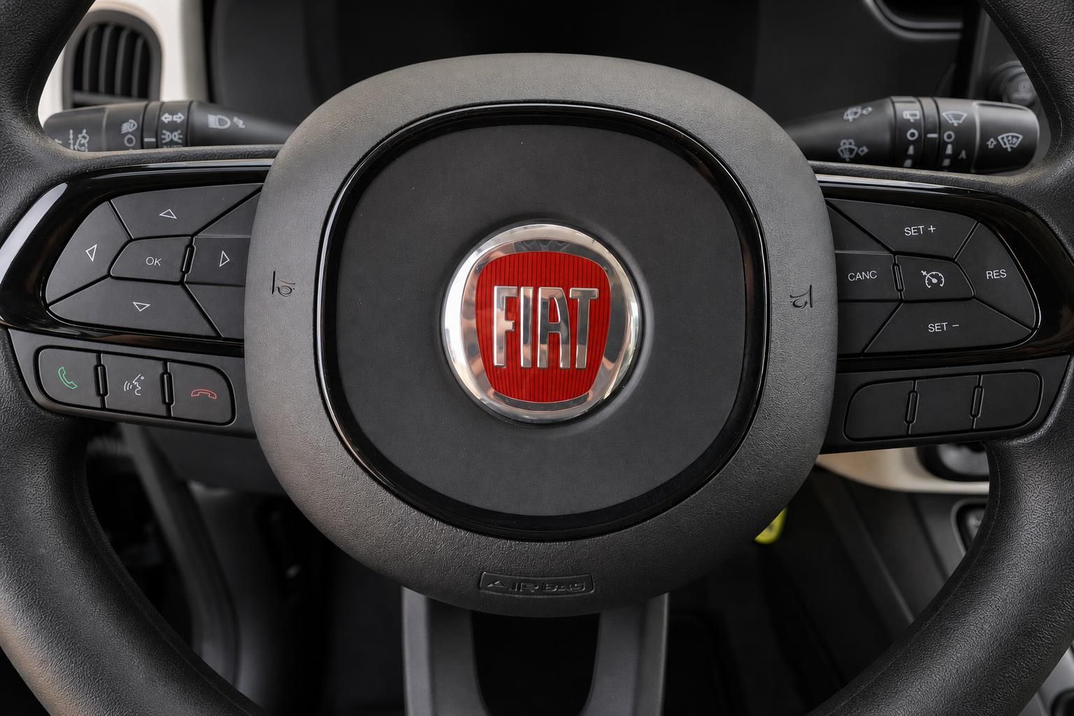 Fiat Lenkrad mit Logo und Multifunktionstasten im Detail