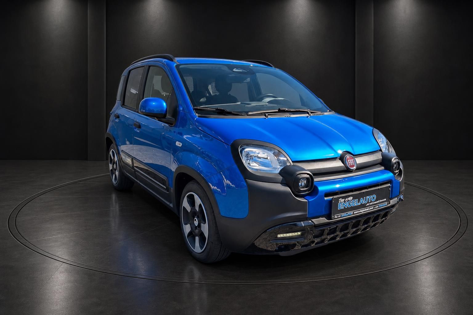 Fiat Panda Pandina Hybrid blau, Frontperspektive im Autohaus