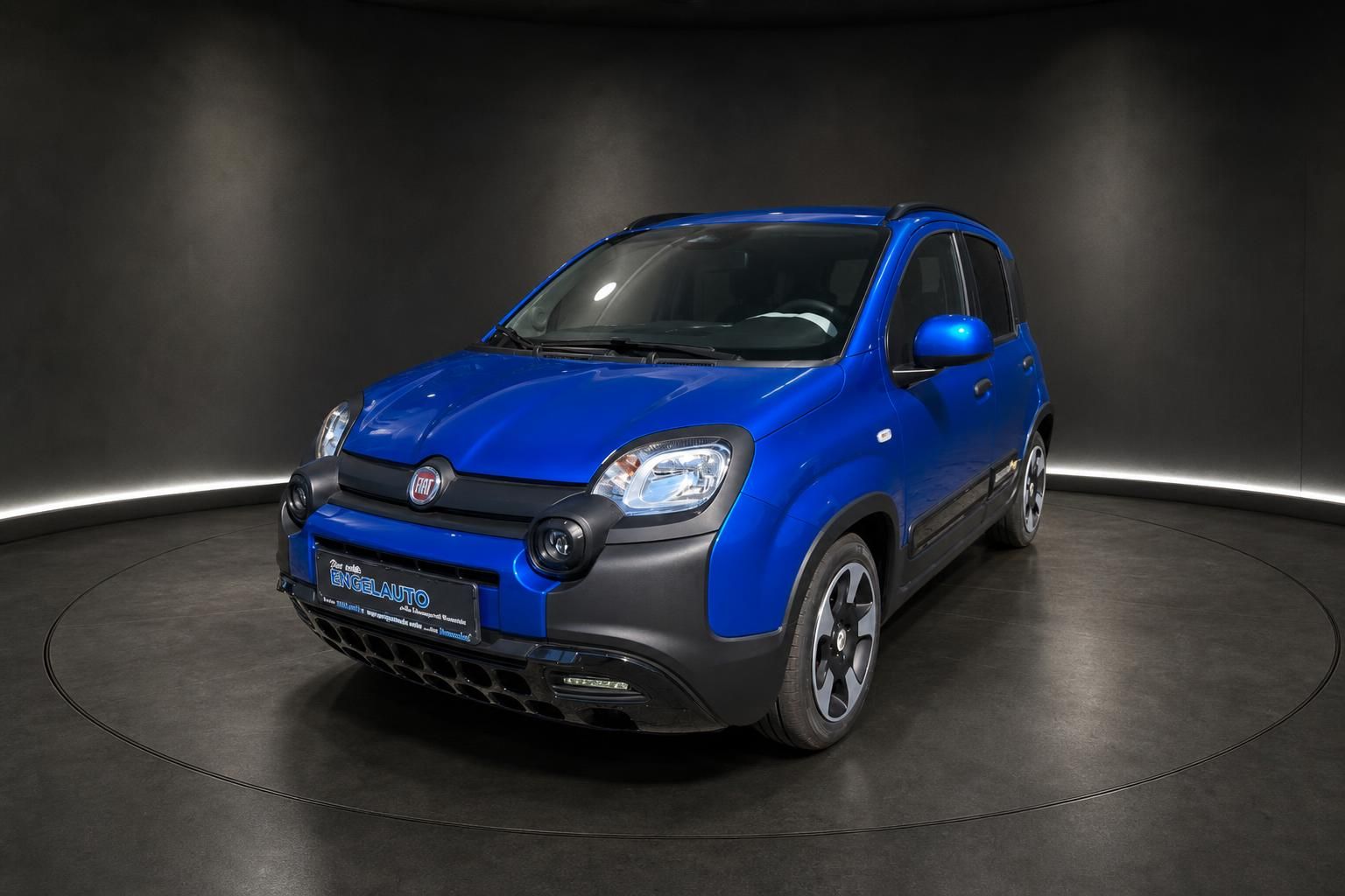 Fiat Panda Pandina Hybrid blau, Frontansicht schräg im Studio