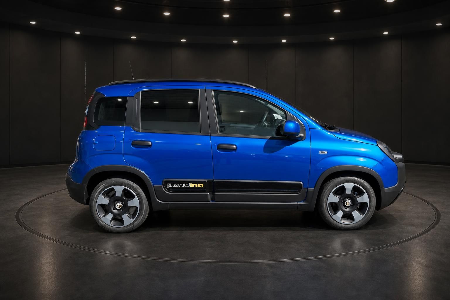 Fiat Panda Pandina Hybrid blau, Seitenansicht im Studio
