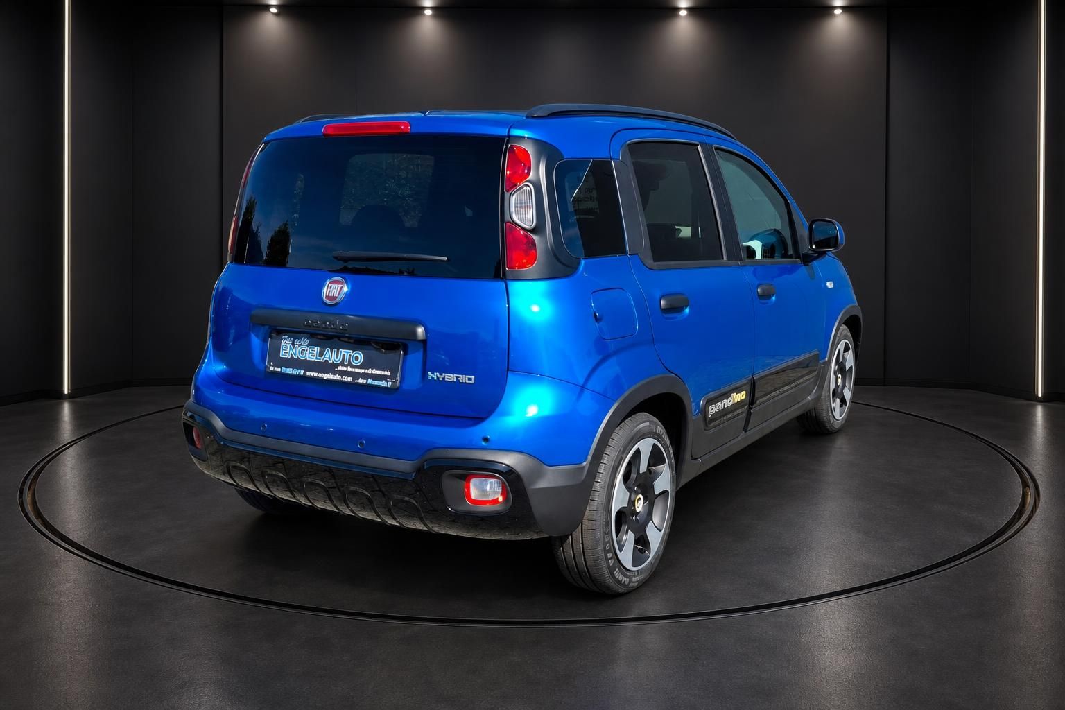 Fiat Panda Pandina Hybrid blau, Heckansicht im Studio