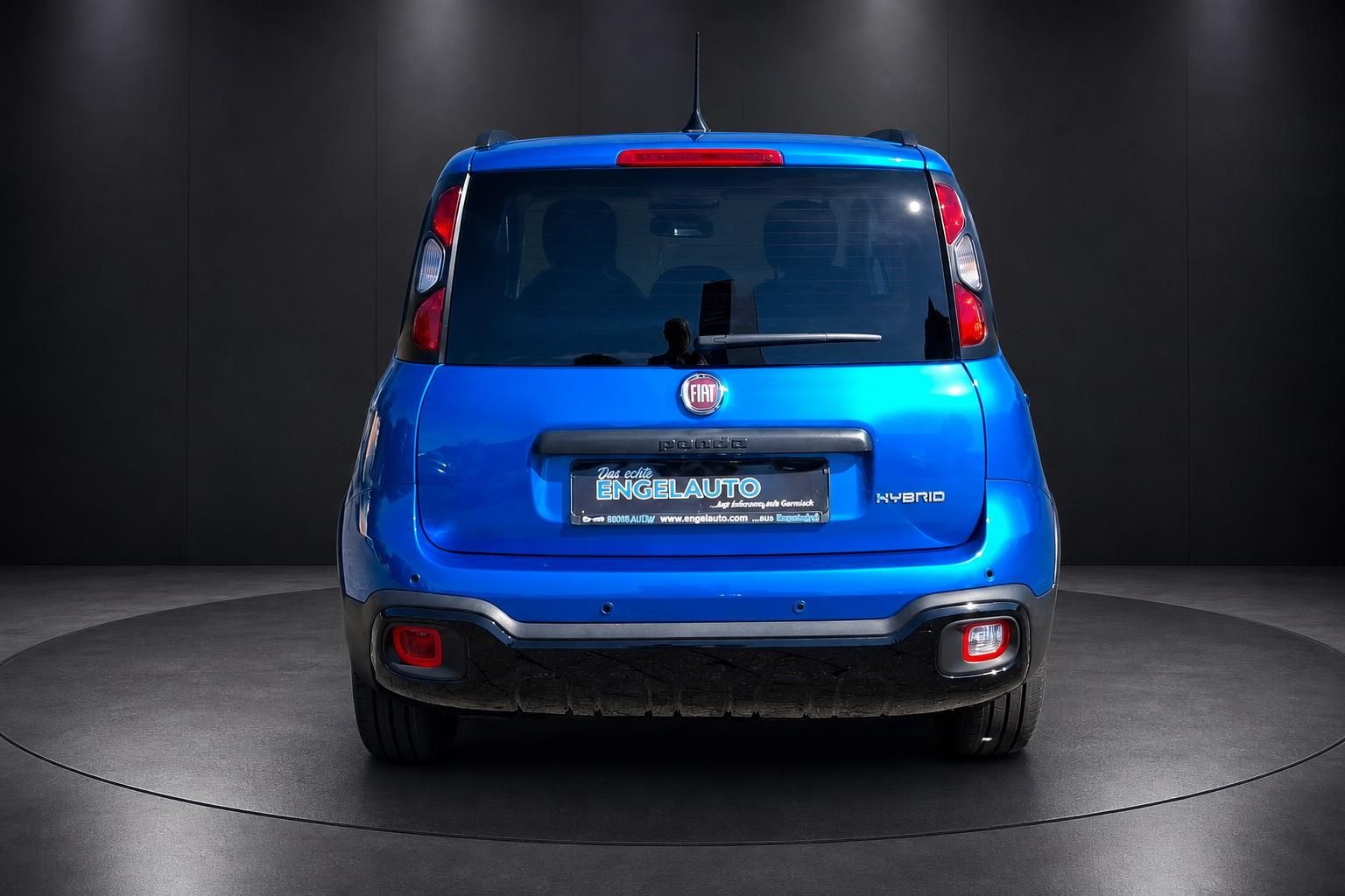 Fiat Panda Hybrid blau, Heckansicht im Studio