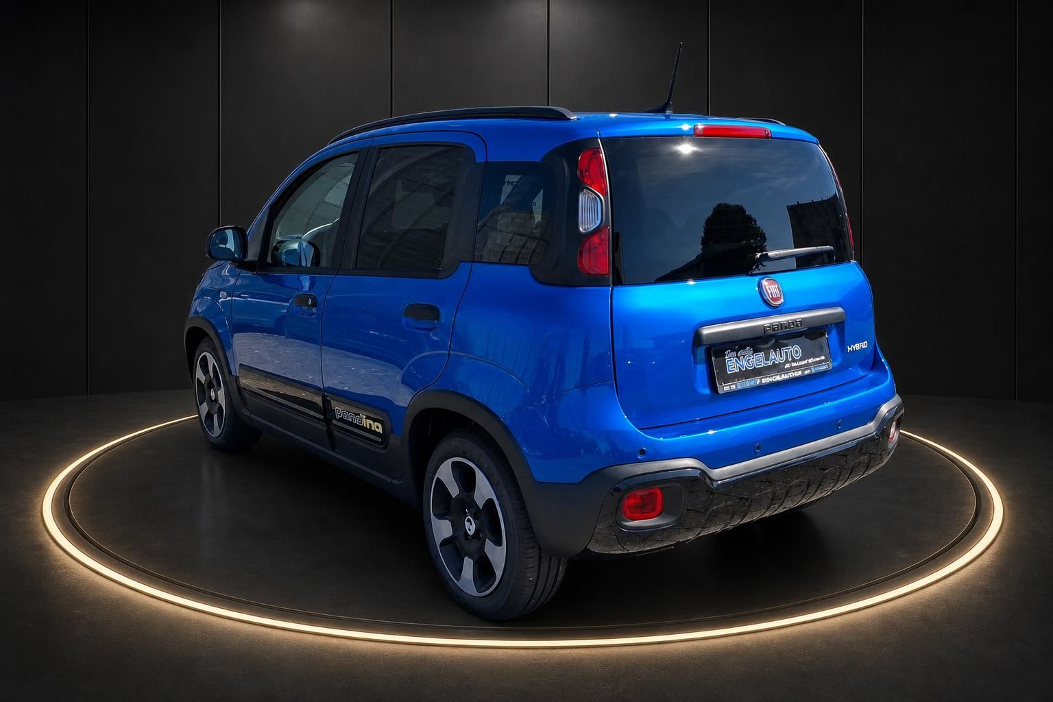 Fiat Panda Pandina Hybrid blau, Heck-Seitenansicht