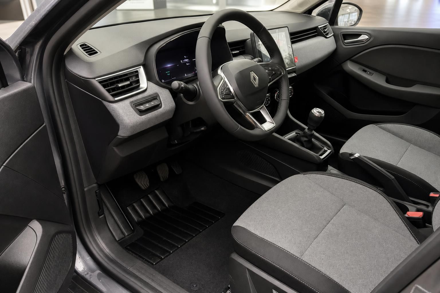 Renault Clio Innenraum - Fahrersitz mit Lenkrad und modernem Cockpit-Design