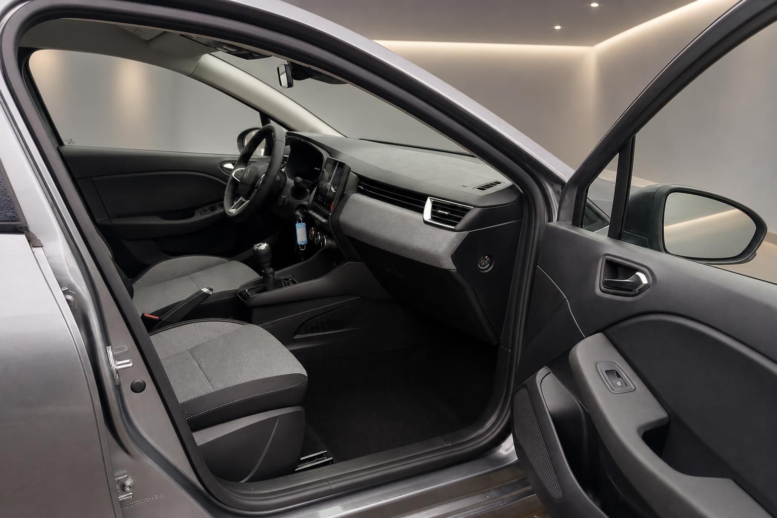 Fahrzeug Innenraum mit grauen Sitzen und modernem Cockpit - Beifahrerseite