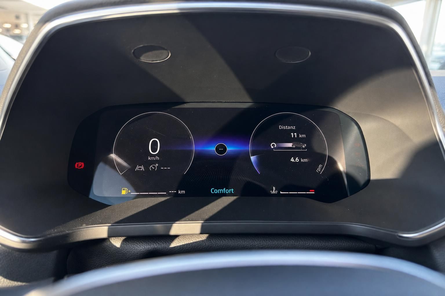 Auto Kombiinstrument mit digitalem Display und Tachometer im Detail