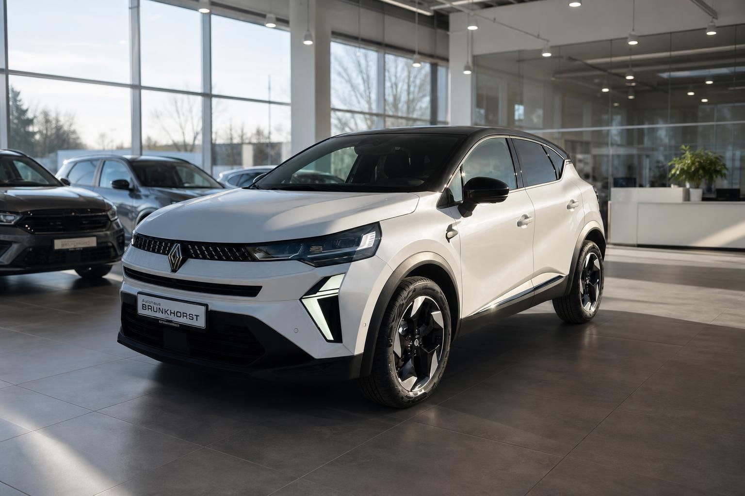 Renault Captur SUV in weiß von schräg vorne im Autohaus-Showroom
