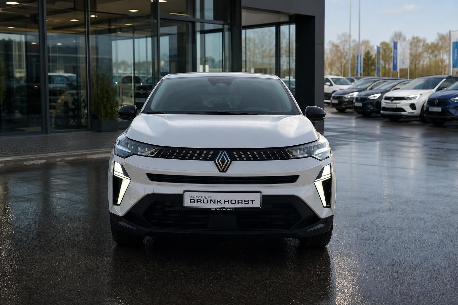Renault Captur SUV in weiß Frontansicht mit LED-Scheinwerfern im Autohaus