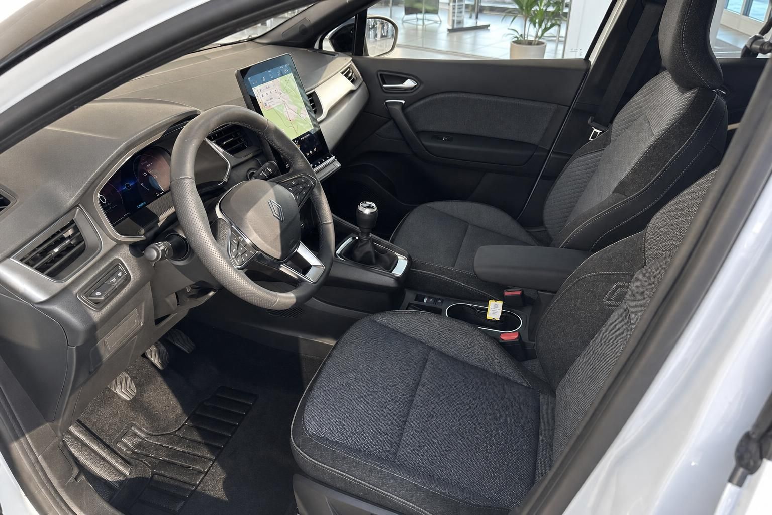 Renault Captur Fahrerplatz mit Lenkrad, Navigationssystem und schwarzer Ausstattung