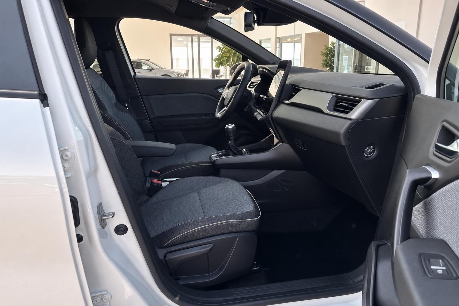 Fahrzeug Innenraum mit grauen Sitzen und Armaturenbrett im Autohaus