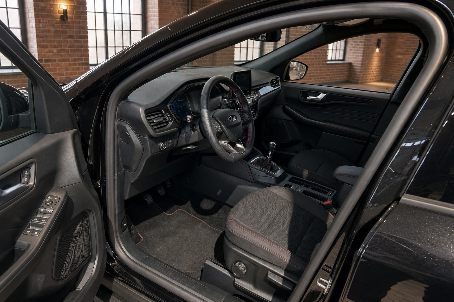 Ford Kuga Innenraum mit Blick auf Cockpit, Lenkrad und Vordersitze