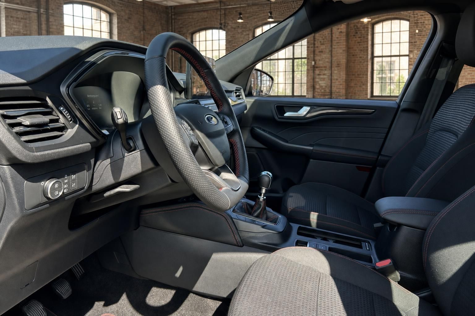 Ford Innenraum mit Sportsitzen und Schaltgetriebe im Detail