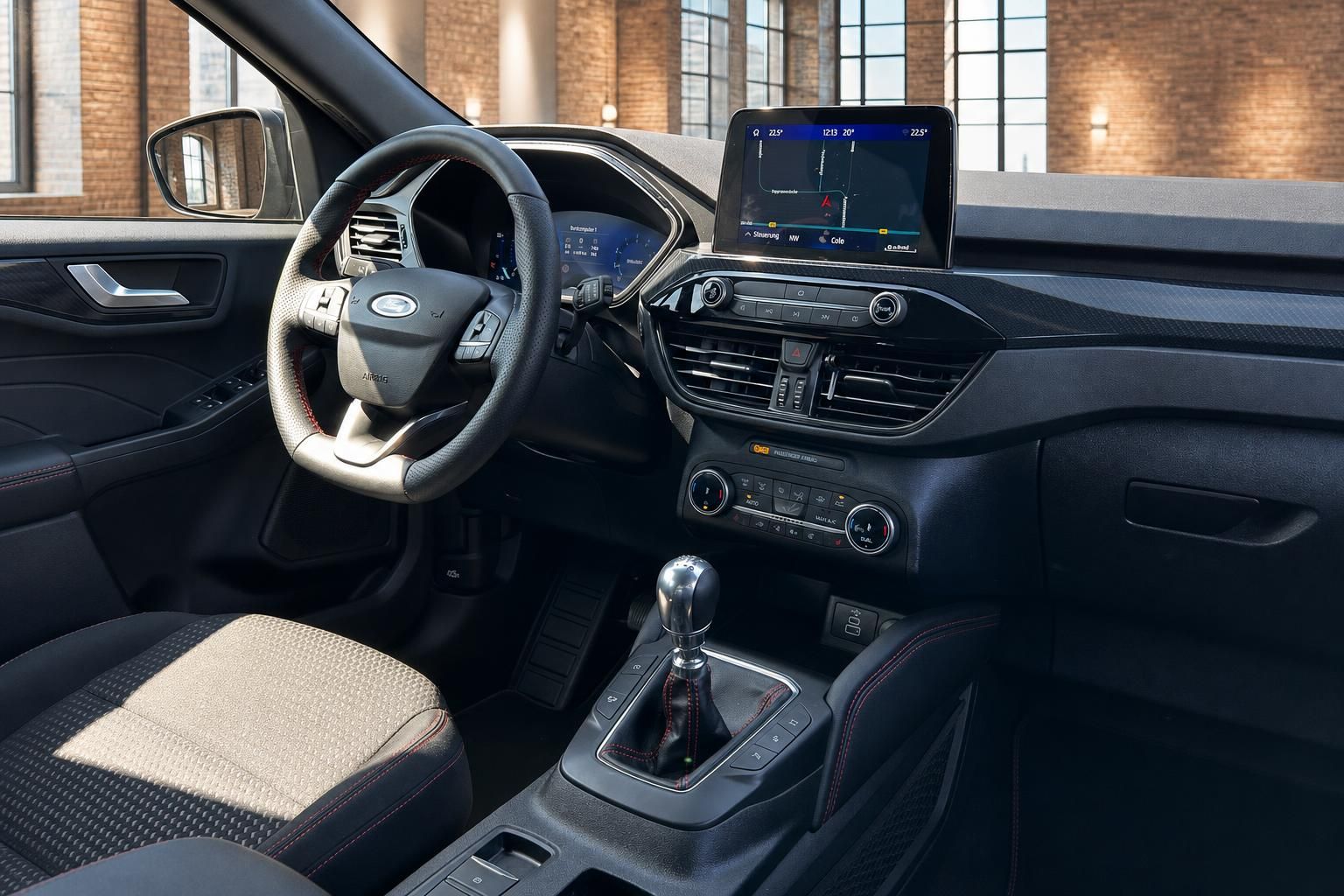 Ford Cockpit mit Navigationssystem und Lederlenkrad