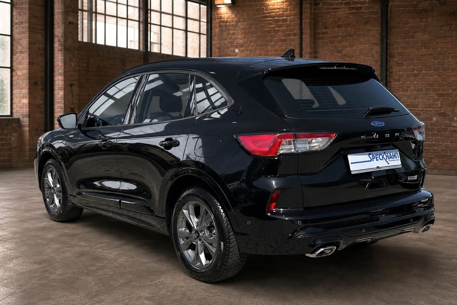 Ford Kuga schwarz Heckansicht seitlich in Industriehalle
