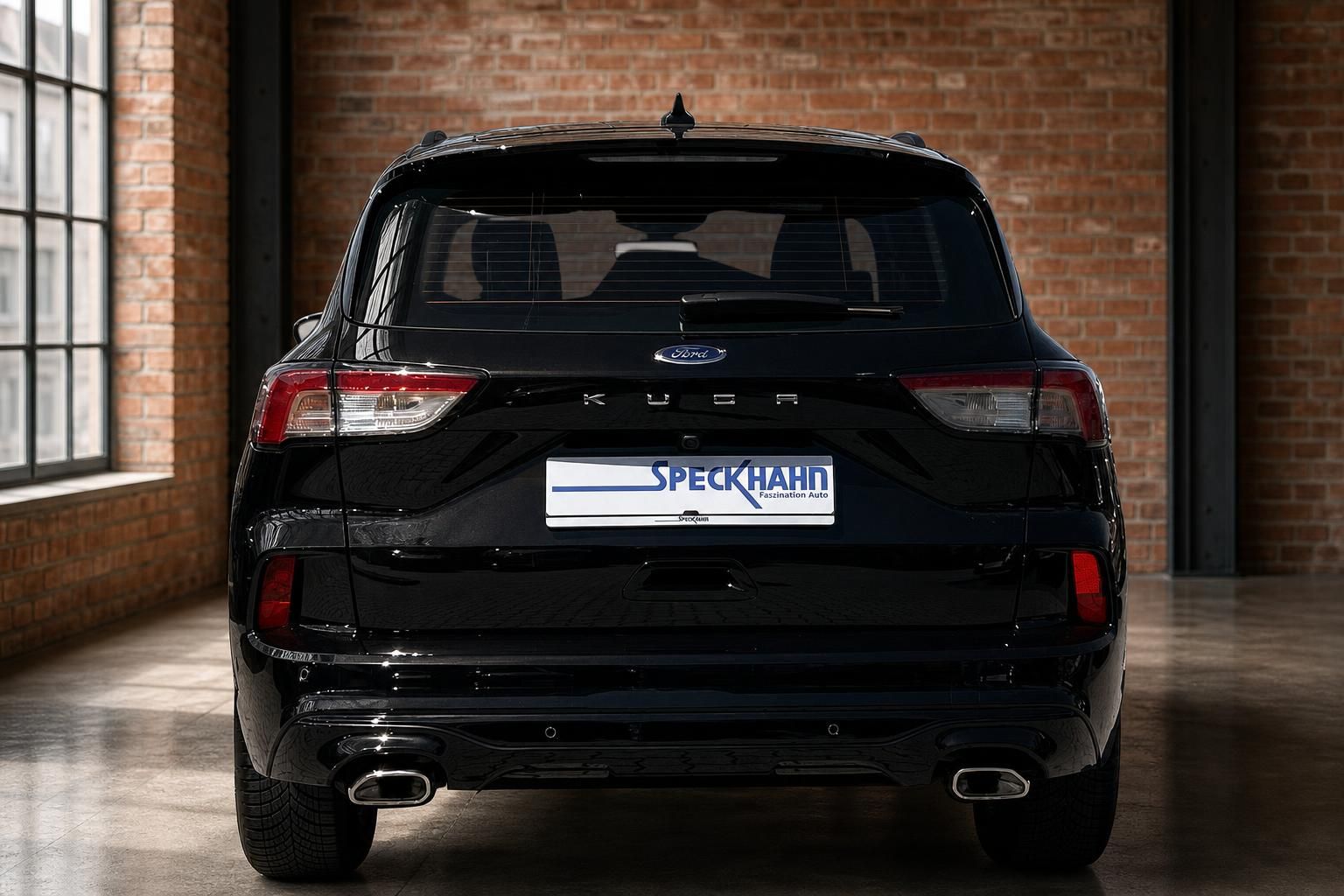 Ford Kuga schwarz direkte Heckansicht mit Kennzeichenhalter