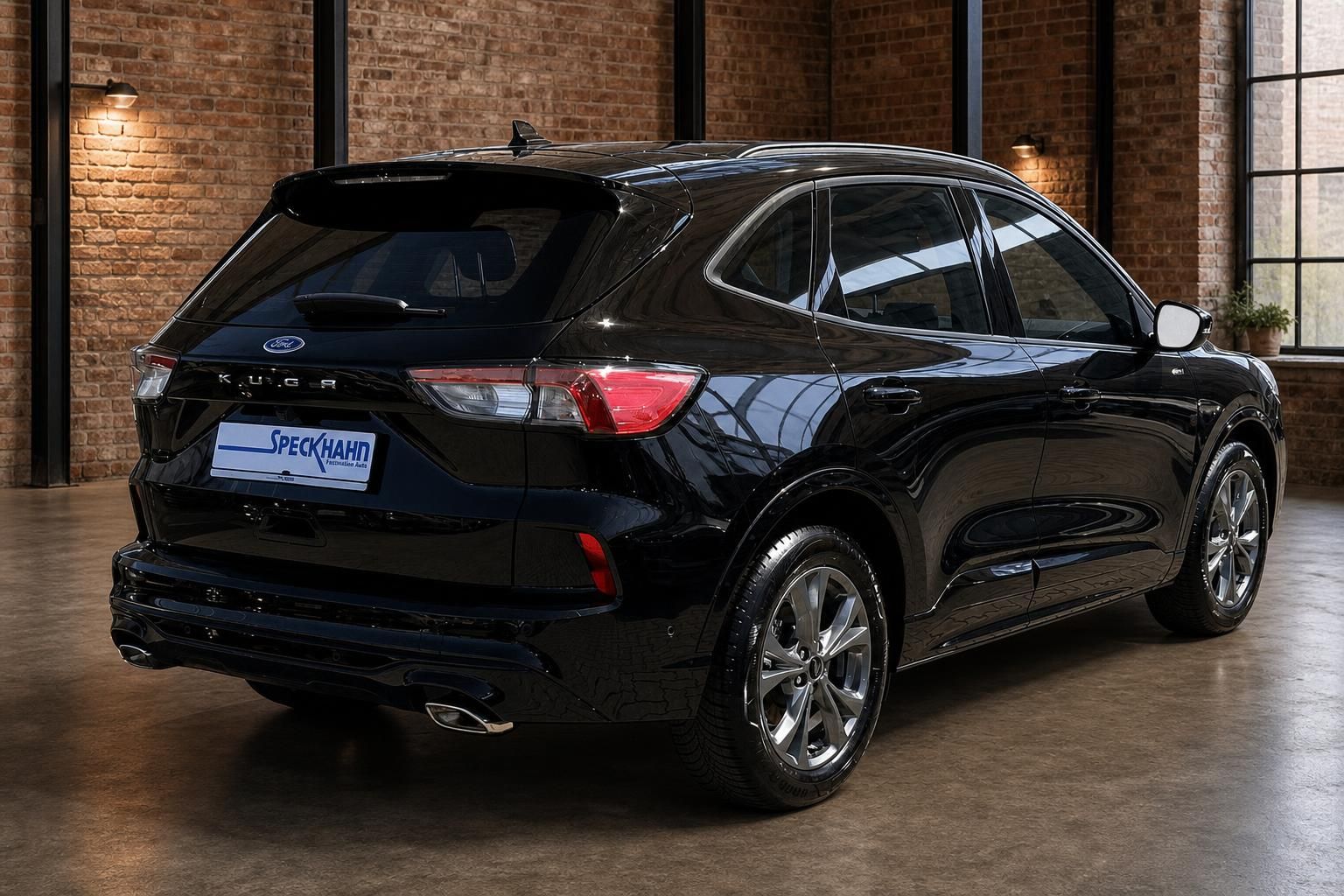 Ford Kuga schwarz Heckansicht seitlich im Autohaus