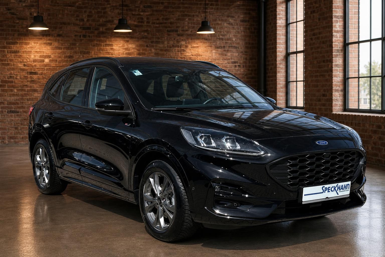 Ford Kuga schwarz Frontansicht in Backstein-Showroom