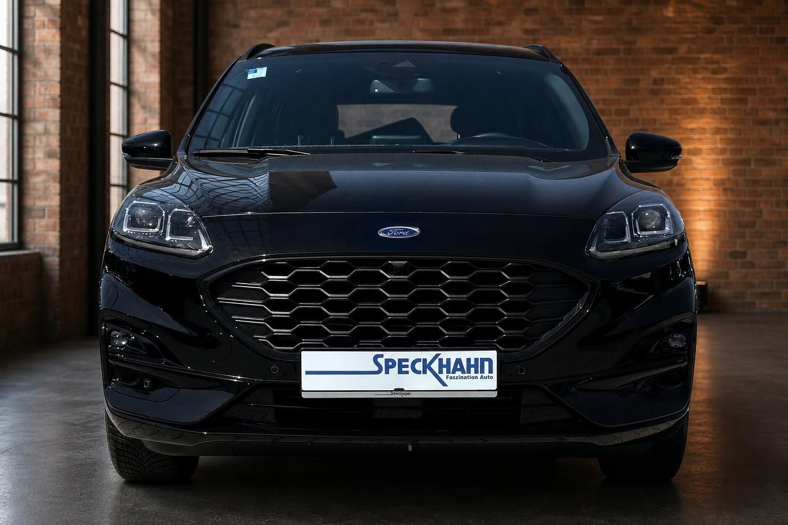 Ford Kuga schwarz Frontansicht mit Kuehlergrill und Haendler-Kennzeichenhalter
