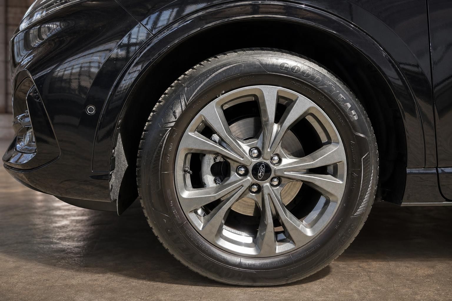Ford Kuga schwarz Nahaufnahme Felge und Reifen mit Goodyear Bereifung
