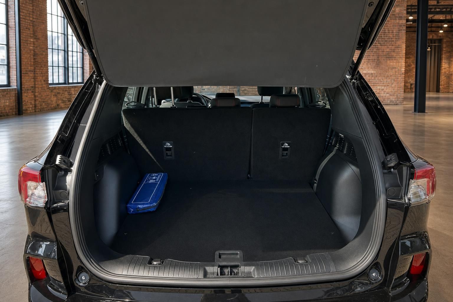 Ford Kuga Kofferraum mit geoeffneter Heckklappe und viel Ladevolumen