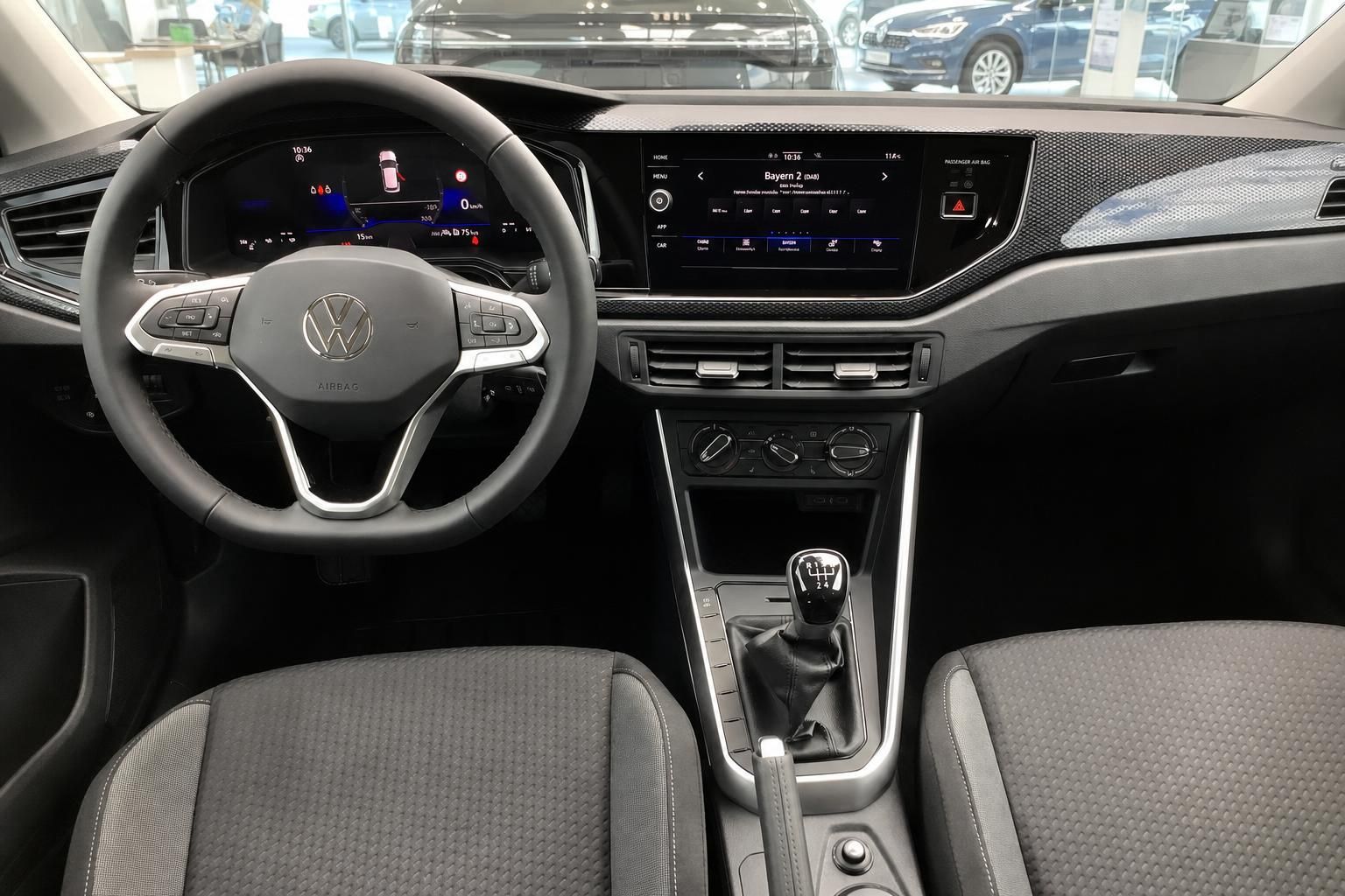 VW Polo Cockpit Lenkrad Infotainment Schalthebel Innenraum Fahrersicht grau