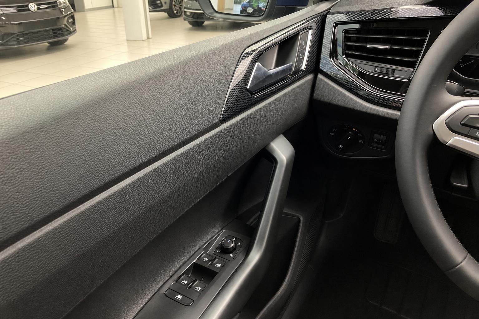 VW Polo Innenraum – Fahrertür mit Fensterheber, Türgriff und Carbondekor im Detail