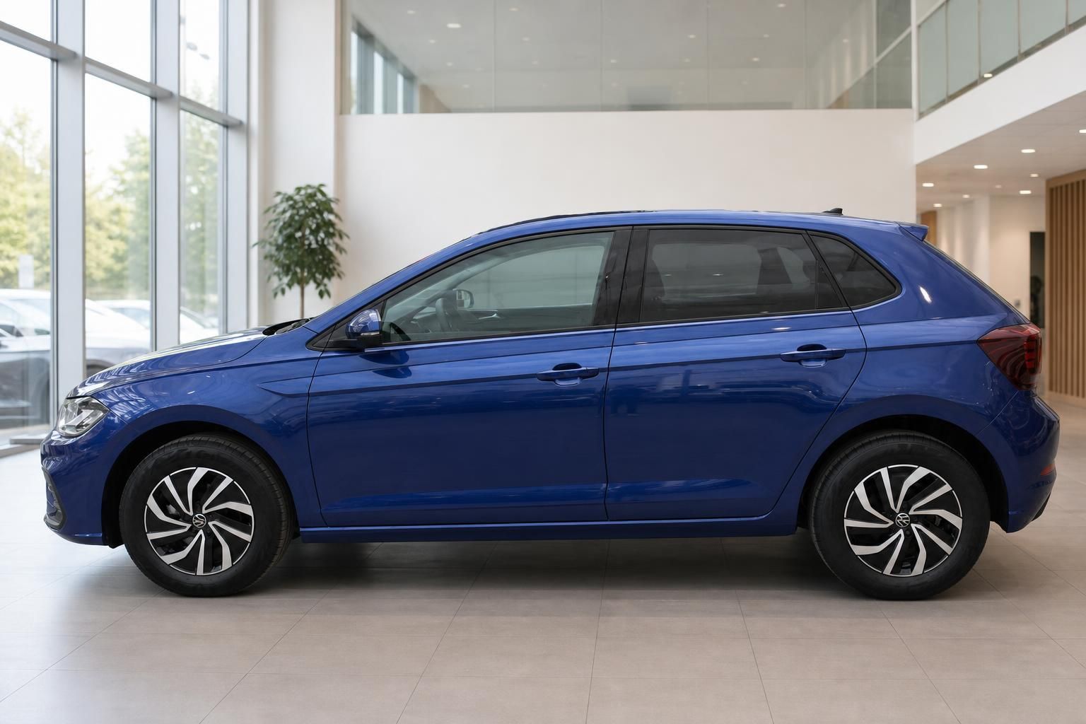 VW Polo blau Seitenansicht links im Autohaus Showroom 5-türiger Kleinwagen
