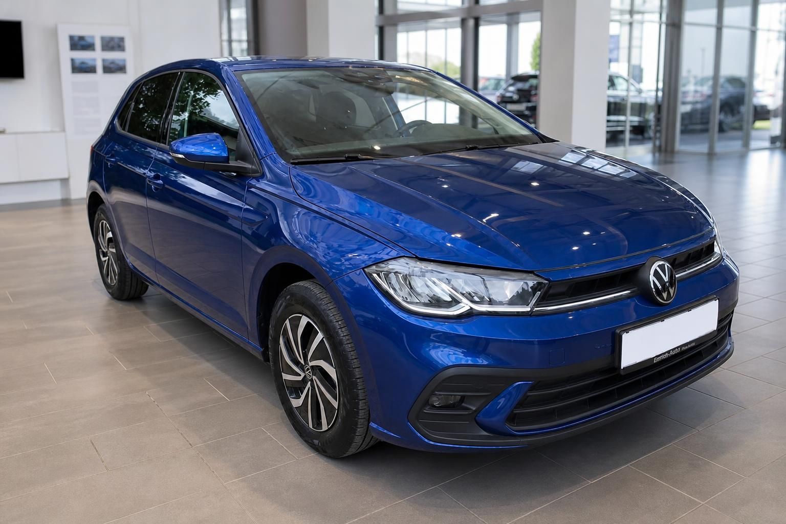 VW Polo blau metallic Frontansicht schräg links im Autohaus – Kompaktwagen Neuwagen
