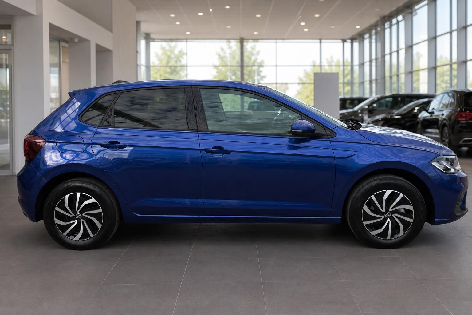 VW Polo blau Seitenansicht rechts im Autohaus Showroom 5-Türer Kleinwagen