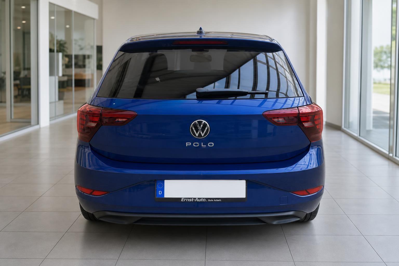 VW Polo blau Heckansicht gerade im Autohaus – Kleinwagen kaufen