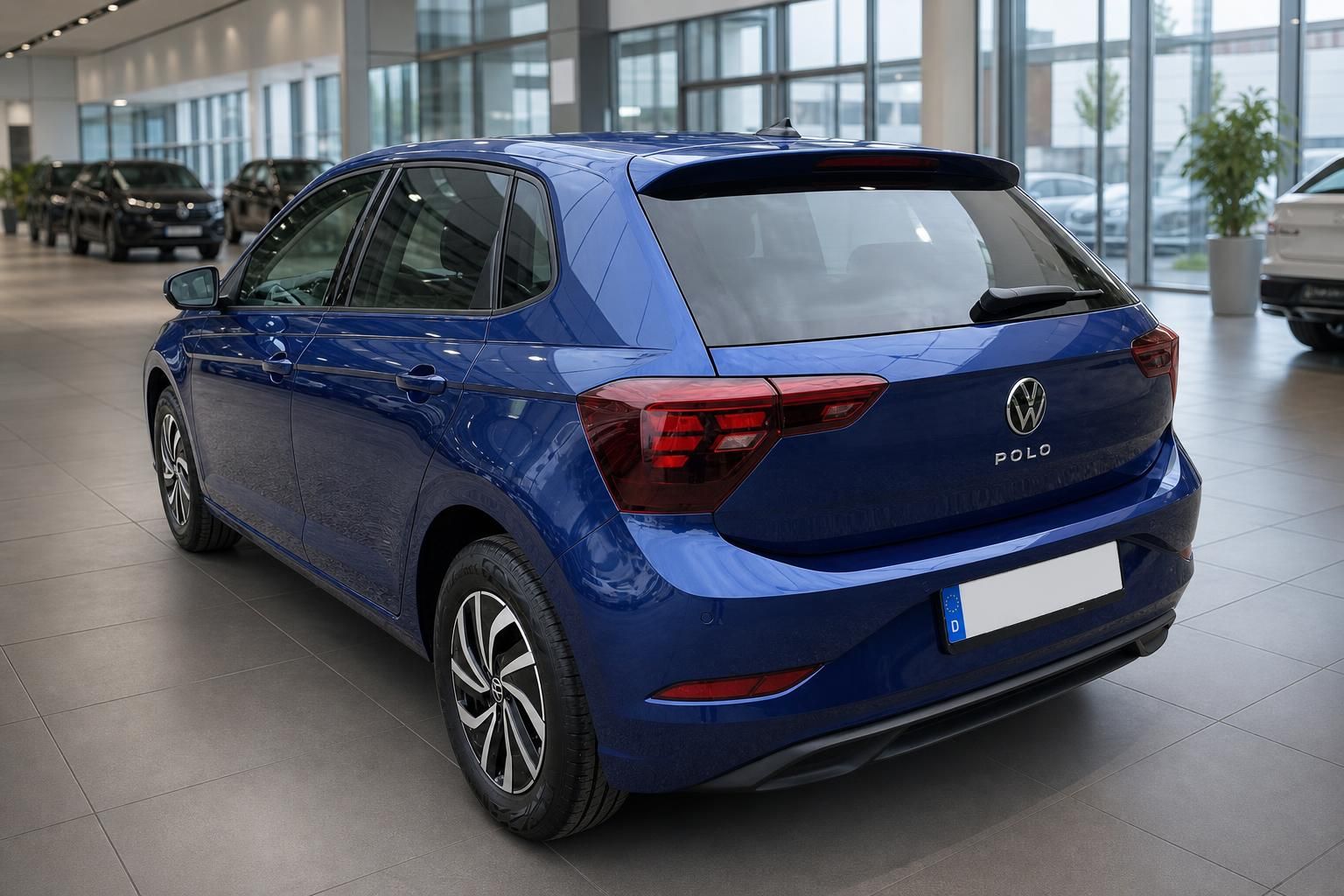 VW Polo blau Heckansicht schräg im Autohaus – Kleinwagen kaufen