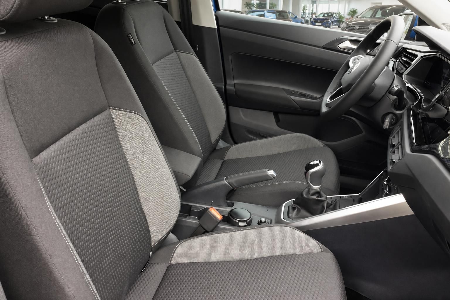 VW Tiguan Innenraum – Vordersitze mit Stoff-Polsterung, Mittelkonsole und Schaltgetriebe