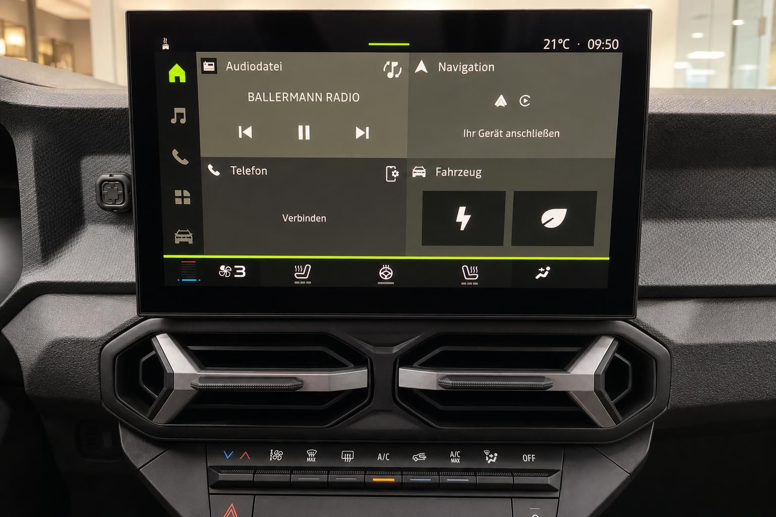 Dacia Infotainment-System Touchscreen mit Navigation, Radio und Klimasteuerung im Innenraum