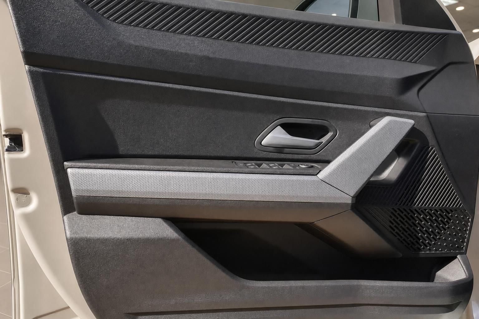 Dacia Fahrzeug Türverkleidung Innenraum mit Türgriff und Lautsprechergitter in Schwarz-Grau