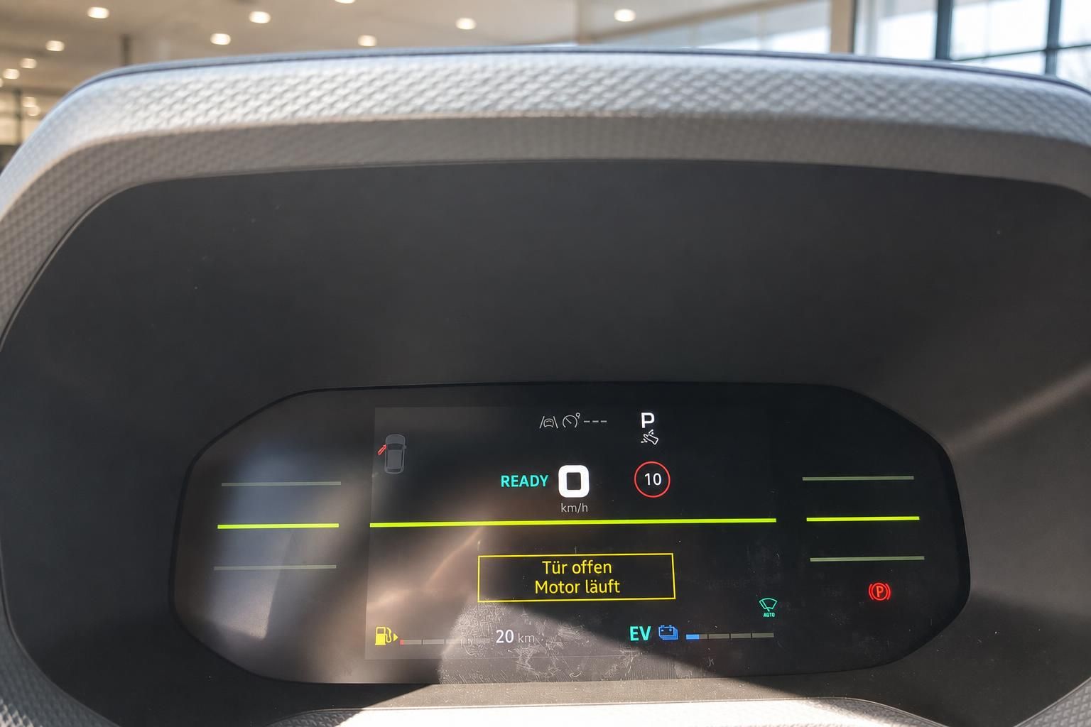 Digitales Kombiinstrument eines Elektro-Hybridfahrzeugs mit Display-Anzeige und EV-Modus