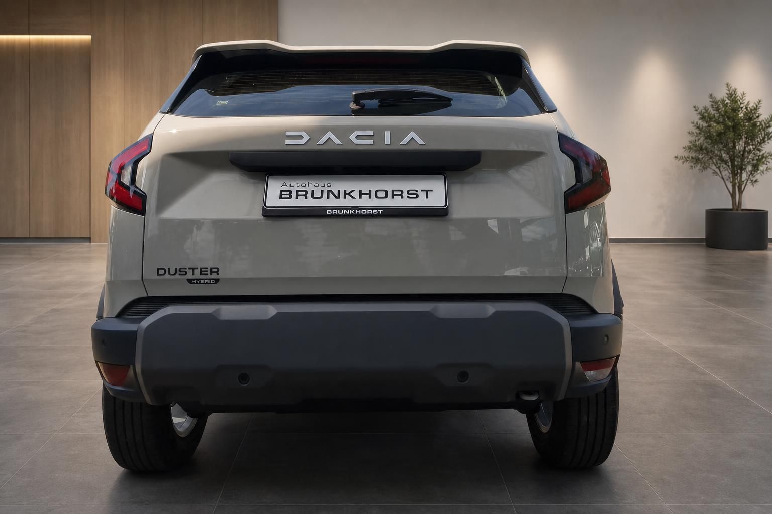 Dacia Duster Hybrid Heckansicht in Beige im Autohaus Brunkhorst