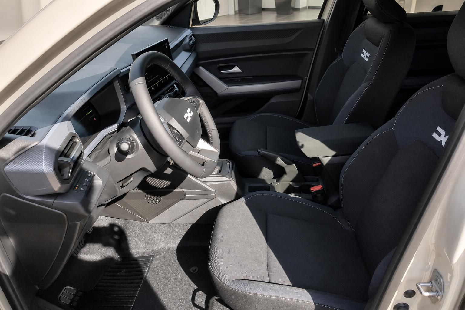 Dacia Duster Innenraum Fahrersitz Lenkrad Cockpit schwarze Stoffsitze