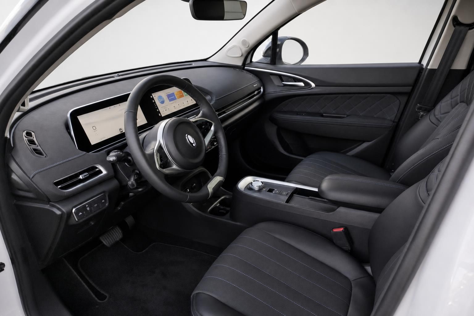 Fahrzeug Innenraum Fahrersitz mit Lenkrad, Touchscreen und schwarzen Ledersitzen