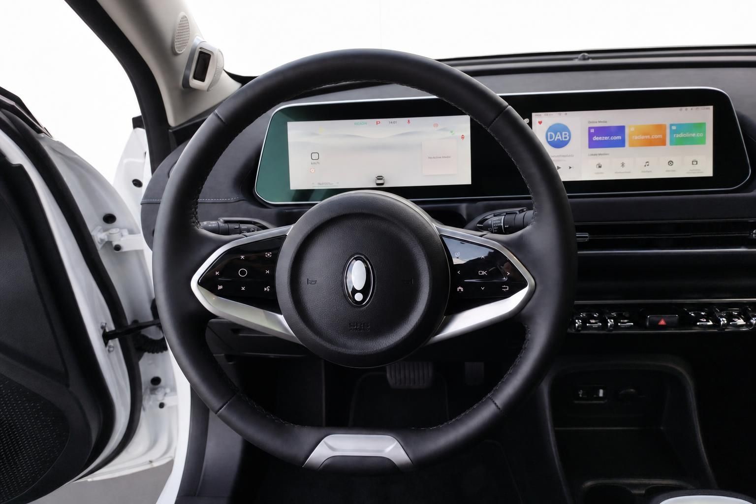 GWM ORA 03 Innenraum Lenkrad Cockpit mit Dual-Touchscreen Infotainment