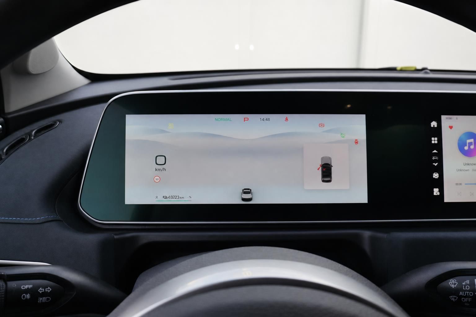 Digitales Kombiinstrument Fahrzeug mit Tachoanzeige und Assistenzsystem-Display