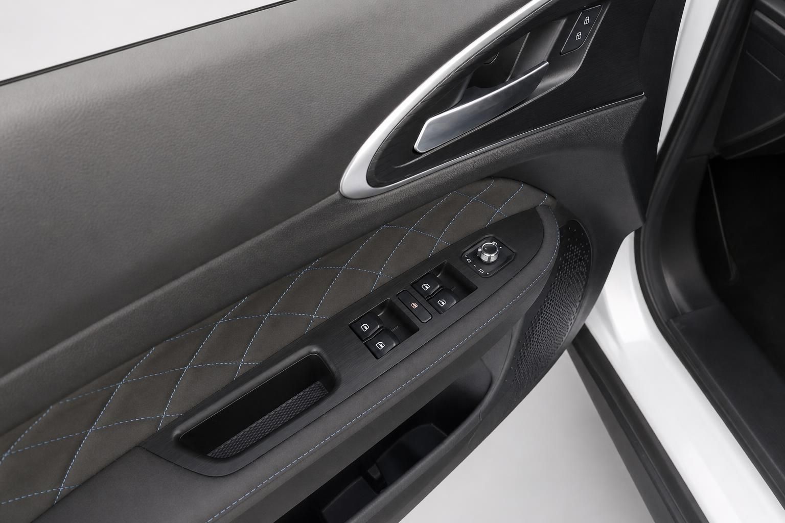 Fahrzeugtür Innenverkleidung mit Fensterheber und Spiegelverstellung in schwarzem Alcantara