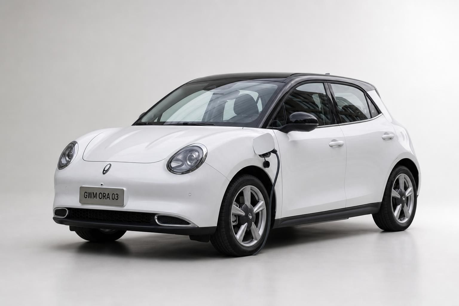 GWM ORA 03 weiss mit Ladekabel – Elektroauto Schrägansicht vorne links im Studio